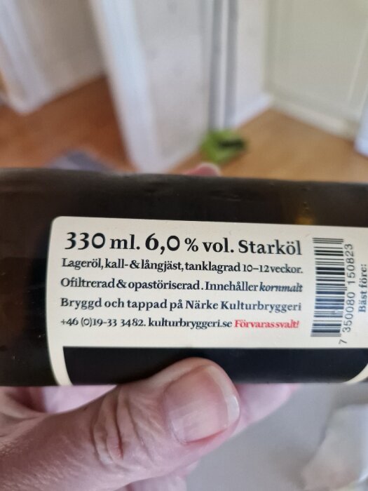 Flaska med etikett, 6.0% vol. starköl, ofiltrerad, opastöriserad, Närke Kulturbryggeri, lagrad 10-12 veckor.