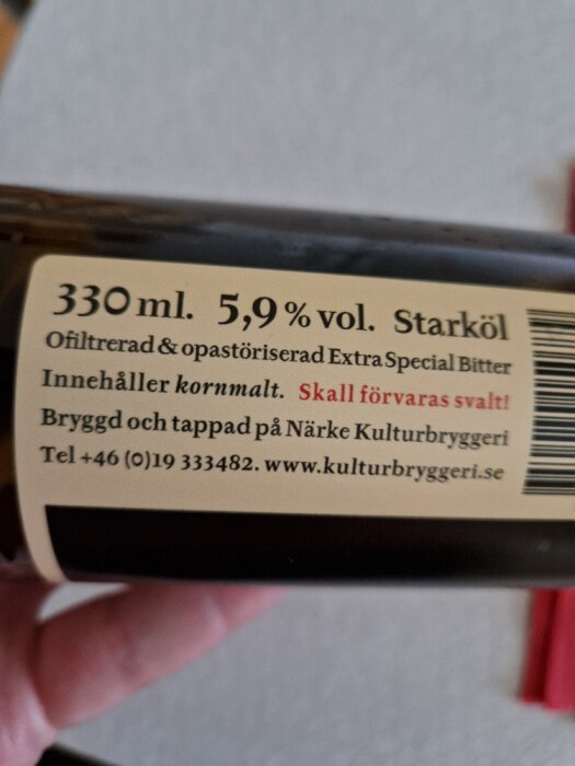 Etikett på ölflaska, 330 ml, 5,9% alkohol, Starköl, Närke Kulturbryggeri, kontaktinformation.