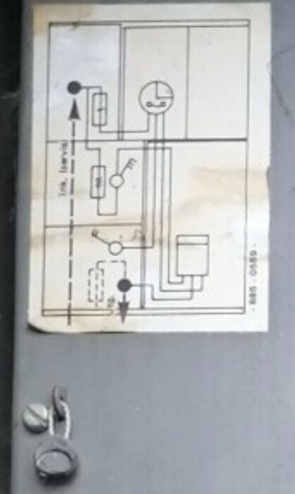 Elektriskt schema eller kopplingsritning, troligtvis teknisk utrustning, på ett papper vid en grå yta.