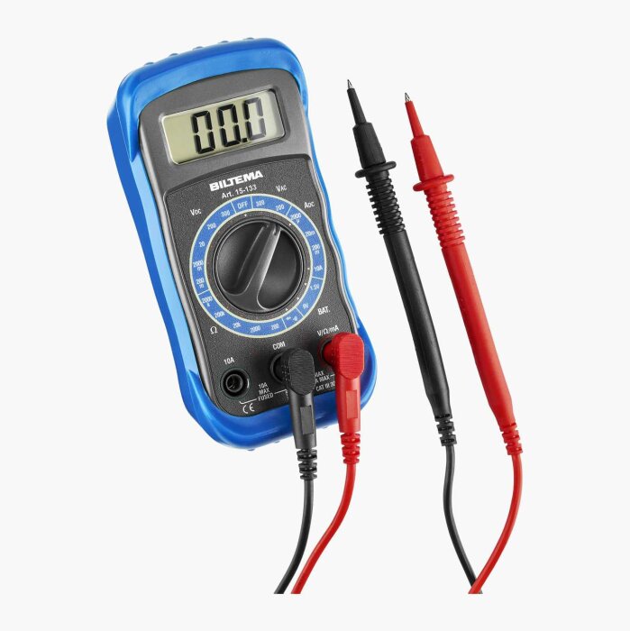 Digital multimeter med blått hölje, svart vred, röd och svart ledning, vit bakgrund.