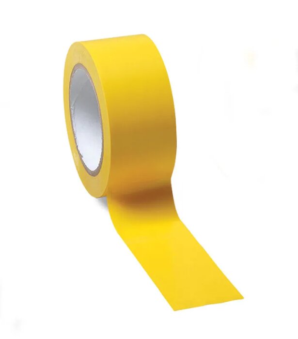 Gul tejprulle delvis utrullad mot vit bakgrund.