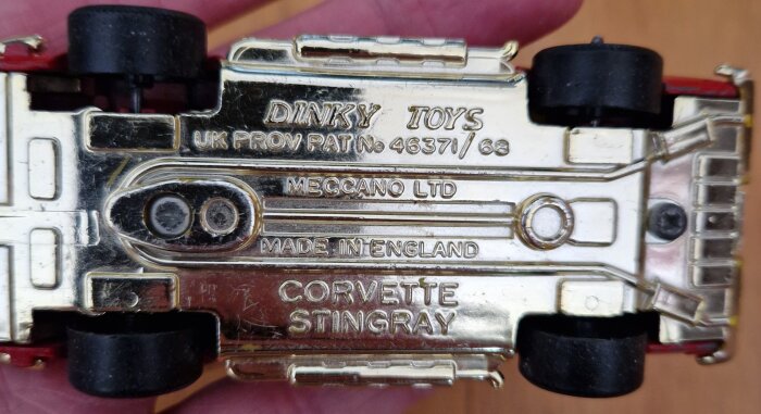 Undersidan av en Dinky Toys leksaksbil, sa Corvette Stingray, tillverkad av Meccano Ltd i England.