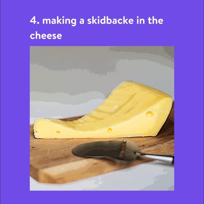Gul ost skulpterad till backe, kniv, bräda, konstnärlig, "skidbacke i osten" text, lekfullt, humoristiskt koncept.