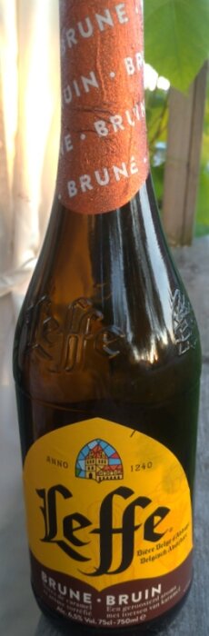 Flaska Leffe Brune öl, etikett med logo, anno 1240, 6,5% volym, stående, kork täckt med folie.