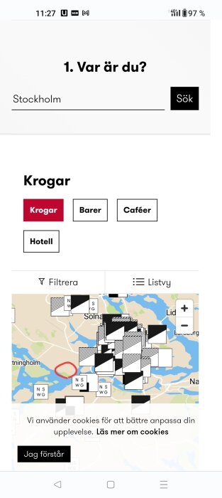 Skärmavbild av mobilapp med kartfunktion och kategorisökning för krogar, barer, caféer och hotell i Stockholm.