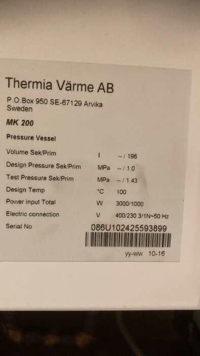 Etikett från Thermia Värme AB med tekniska specifikationer för en tryckkärl: volym, designtryck, arbetstemperatur och serienummer.