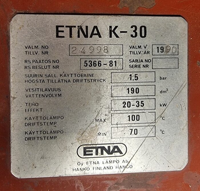 Typskylt på utrustning, modell ETNA K-30, specifikationer och serienummer, sliten, på finska och svenska.