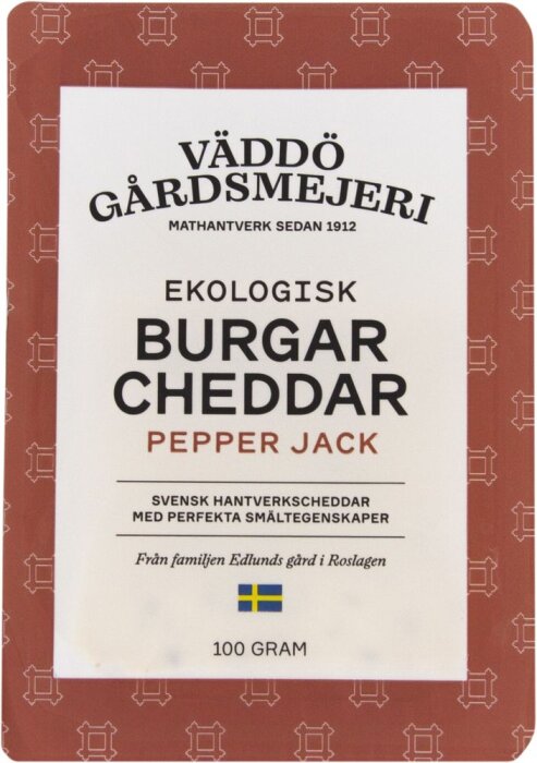 Förpackning av ekologisk Burgar Cheddar Pepper Jack ost från Väddö Gårdsmejeri, Sverige, handgjord och väger 100 gram.