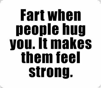 Svartvit text: "Fis när någon kramar dig. Det får dem att känna sig starka." Humoristiskt uttalande.