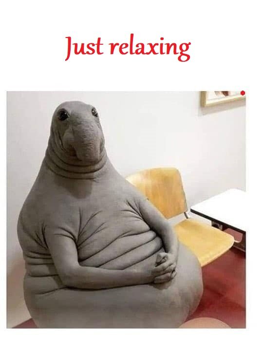 En säl-liknande figur sitter avslappnat i en stol med skylten "Just relaxing".