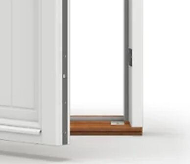 Vit öppen dörr, enkel modern design, trätröskel, minimalistisk bakgrund.