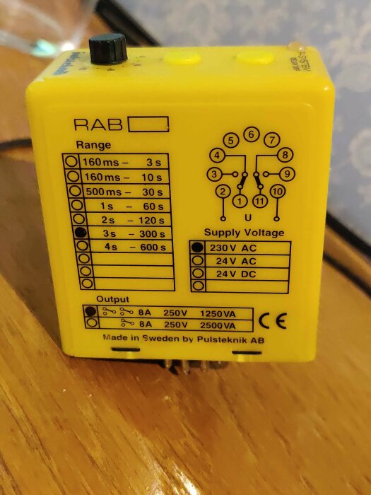 Gul tidrelä med inställningar, anslutningsschema, tekniska specifikationer. Märkt "Made in Sweden by PulsTeknik AB".