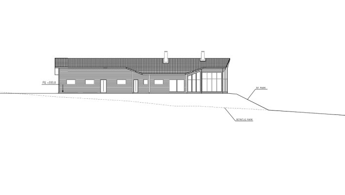 Arkitektonisk ritning av enkelvåningsbyggnad profilvy med märkta nivåer och terräng.