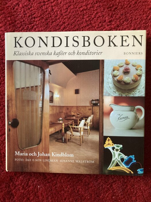 Bokomslag för "Kondisboken" med foton av kaféinteriör, bakverk och kaffekoppar.