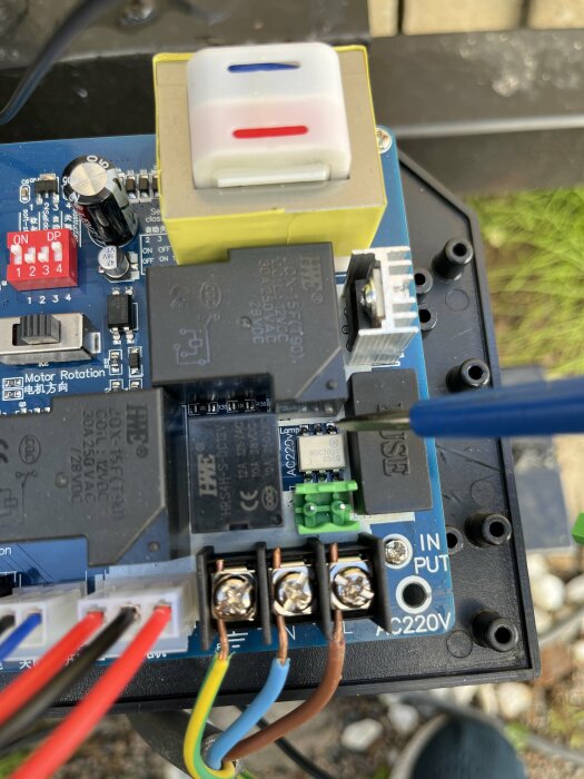Elektronisk kretskort med komponenter och kabelanslutningar, inkluderar relä och överströmbrytare.