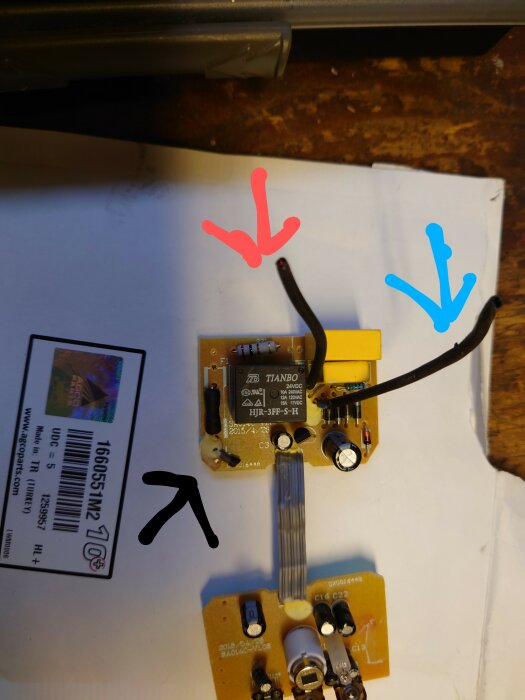 Elektronisk krets på papper med färgade pilar som pekar mot komponenter och anslutningar.