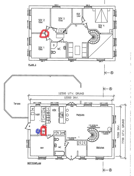 Två våningsplan, arkitektonisk ritning, sovrum, kök, vardagsrum, bibliotek, terass, möbleringsförslag, trappa mellan våningar.