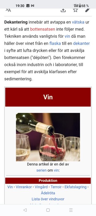 Rödvin hälls från flaska till glas, text om dekantering och vinproduktion syns ovanför.