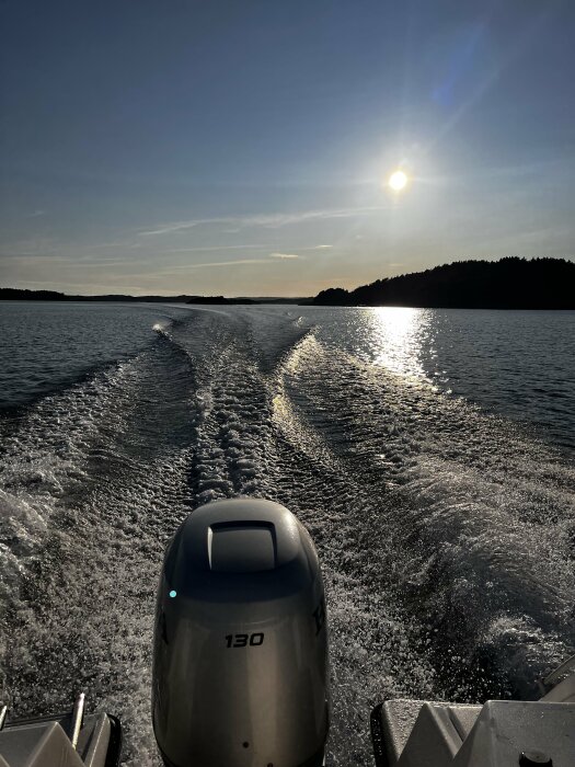 Solnedgång, båtutsikt, vatten, vågor, motor, natur, lugnt, avkoppling, skönhet, äventyr, frihet, utforskning, reflektioner, sommar, resa.