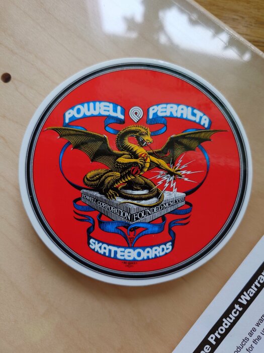 Logotyp med drake, "Powell Peralta", grundat 1978, rött och svart, "Skateboards", emblem för skatemärke.