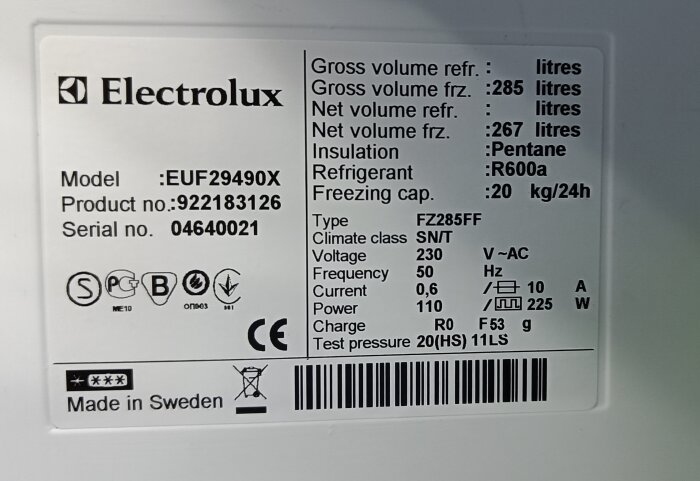 Etikett för Electrolux-kylskåp med modellnummer, produktinformation, energiförbrukning och tillverkningsursprung.