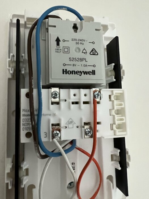 Honeywell transformator med anslutna kablar för installation, inbyggd i vägg, elektrisk utrustning.