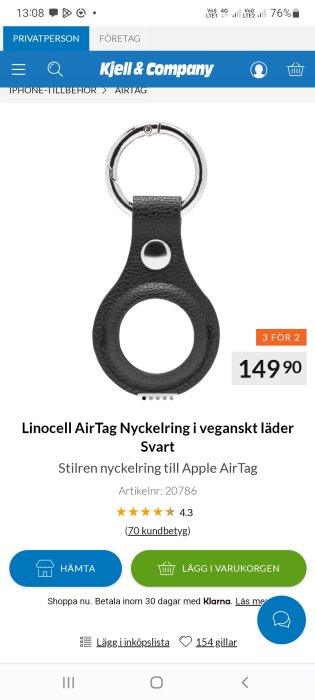 Svart nyckelring i veganskt läder för Apple AirTag, visad på en shoppingwebbplats, med pris och betyg.