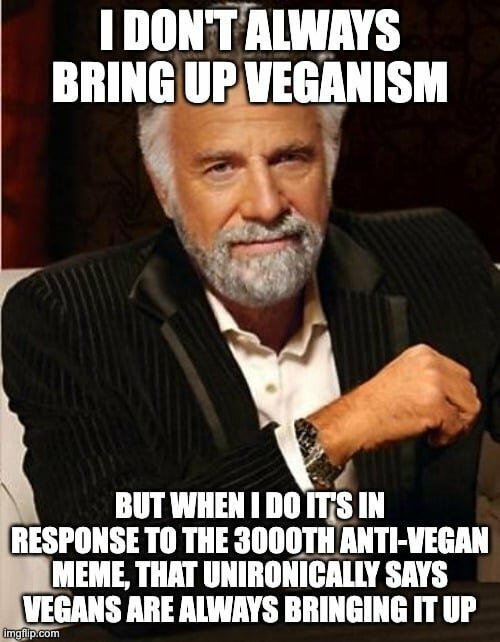 Man i kostym, ironiskt uttalande om veganism, i meme-formatet "The Most Interesting Man in the World".