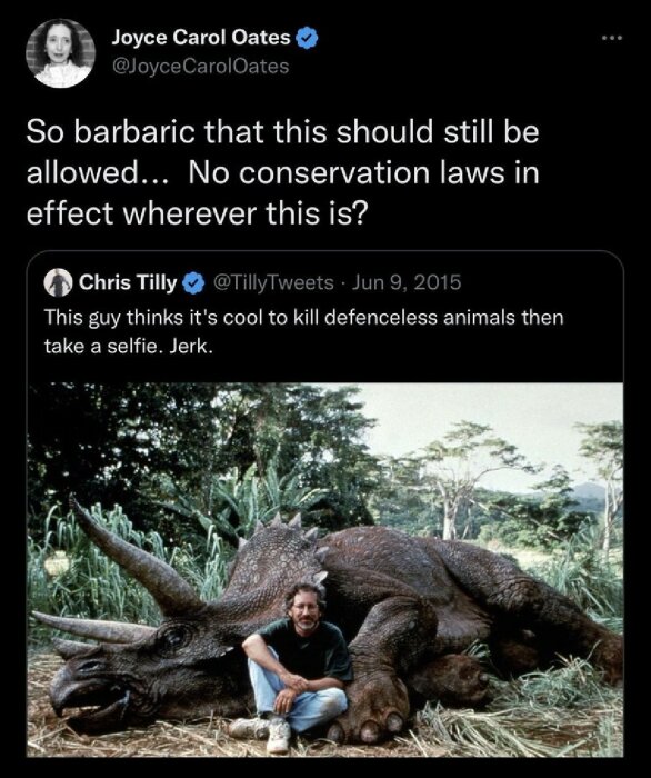 Man sitter bredvid en dinosauriekropp, med kritiska Twitter-kommentarer om händelsen. (Bilden är iscensatt/fiktiv).