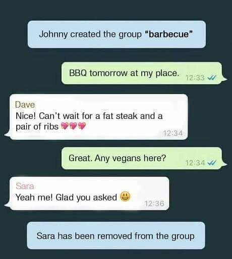 Gruppchatt om grillfest; vegan utesluts skämtsamt efter en fråga om vegans deltagande.