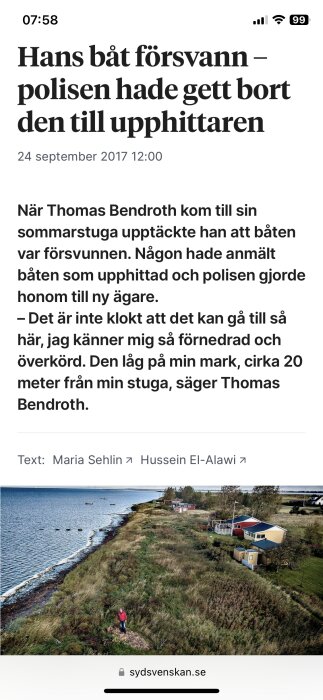 Artikel om försvunnen båt som polisen tilldelat ny ägare, man vid vatten, sommarstugor, natur.