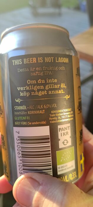 Ölburk med text "THIS BEER IS NOT LAGOM", fruktig IPA, 6,0% alkohol, glutenfri, pant en krona.