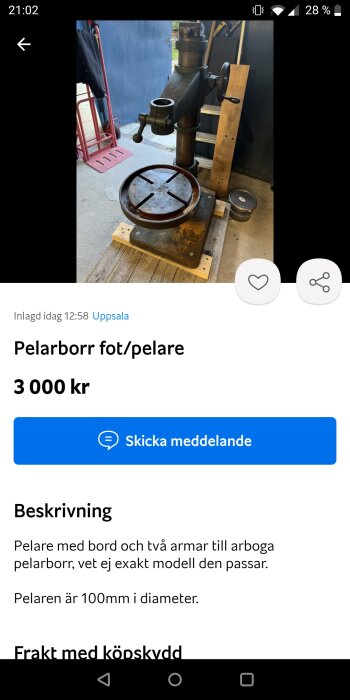 Gammal pelarborrmaskin till salu på annonsplattform, med tillbehör, obestämd modell, beskriven diameter.