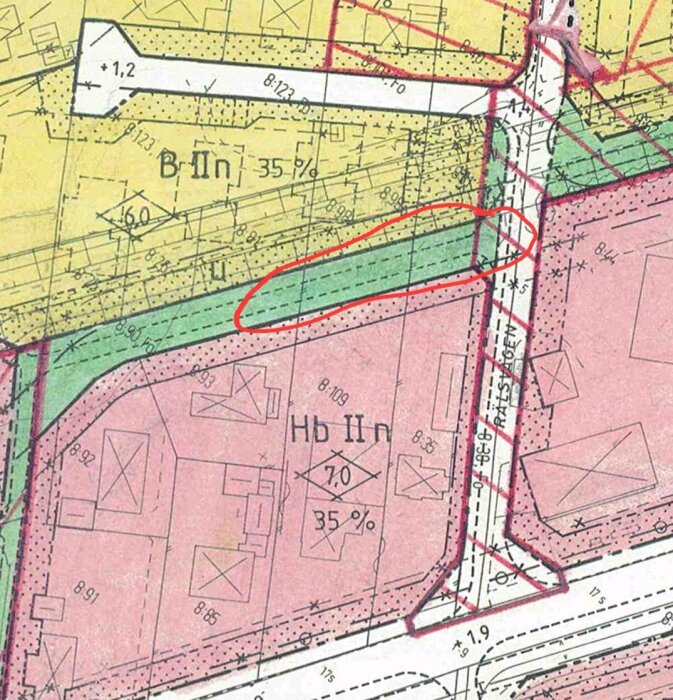 Färgglad karta, detaljerad planering, tomter, byggnader, grönområden, vägar och zoner i olika färger.