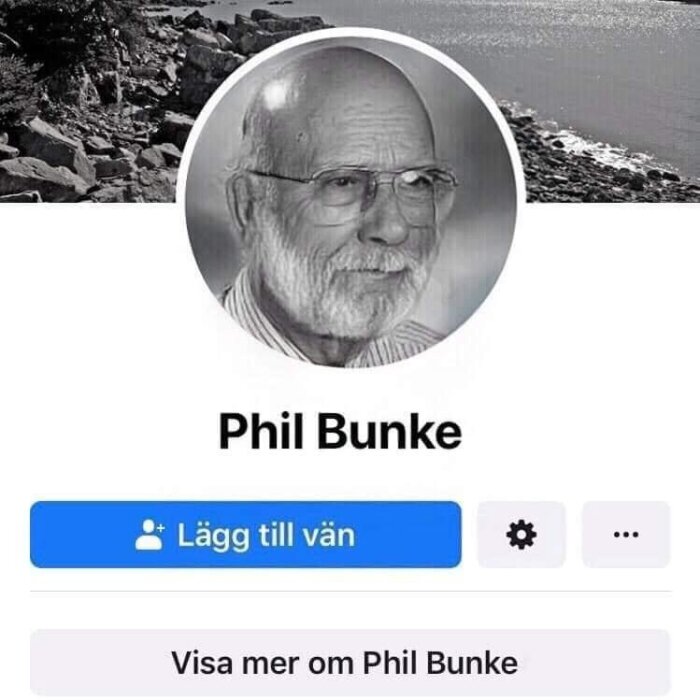 Profil på socialt nätverk, äldre man, föreslagen vän, svartvitt foto, klippigt landskap i bakgrunden.