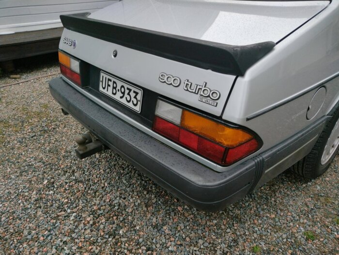 Klassisk Saab 900 Turbo, bakre del, skylt, emblem, spoiler, grusmark.