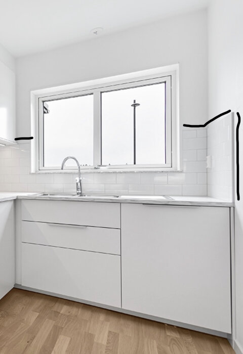 Modernt kök, vita skåp, rostfri kran, fönster, minimalistisk design, trägolv, vita kakelväggar.