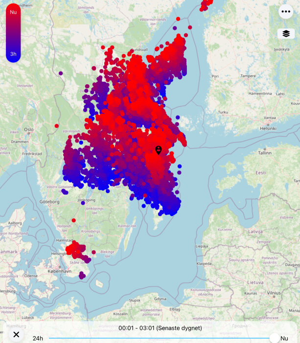 Karta över Skandinavien med överlagrade data i rött och blått, möjligen indikerar vädret eller en händelse.