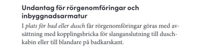 Text på svenska om rörgenomföringar och inbyggnadsarmatur för bad/dusch med kopplingsbricka-instruktioner.