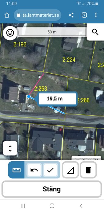 Luftbild på ett bostadsområde med fastighetsgränser och måttangivelse.
