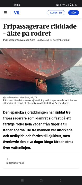 Röd oljetanker, män klamrar sig fast vid roder under vatten i hamn.