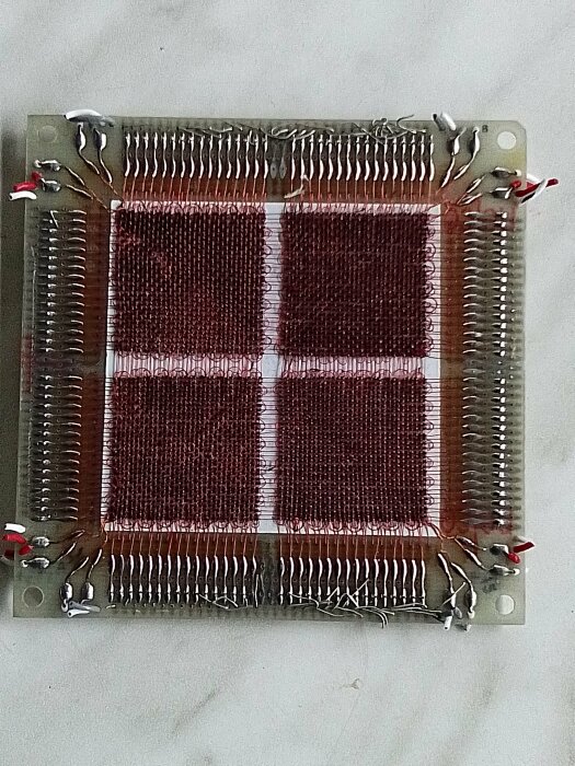 Elektronisk komponent, troligen ett värmeelement eller en del av en industriell apparat, med resistortråd och anslutningsterminaler.