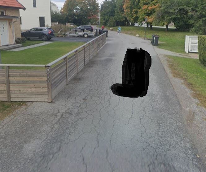En gatu vy med trädgårdar, bilar, och en censurerad del mitt i bilden.