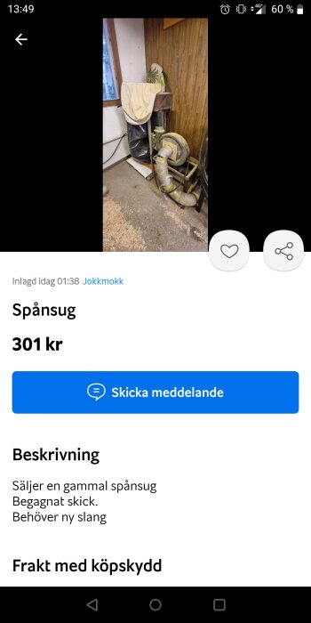 En använd spånsug till salu, behöver ny slang, i ett hörn av ett rum.