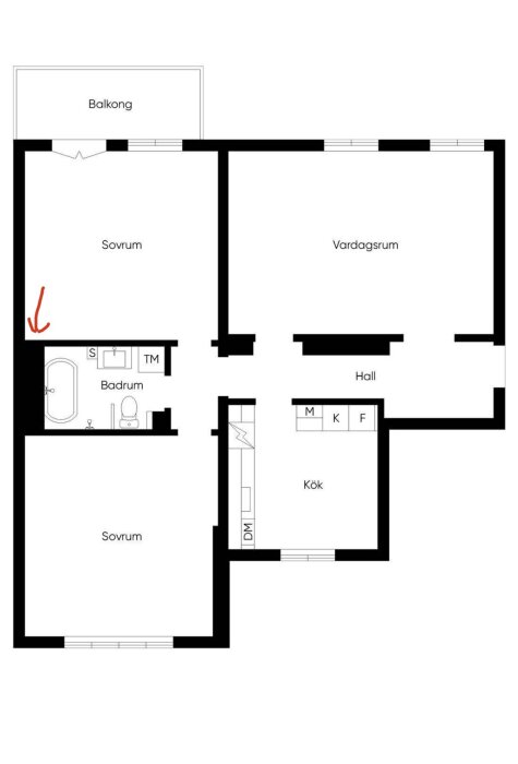Ritning av lägenhet med tre sovrum, vardagsrum, kök, badrum, hall, balkong. En pil och anteckning tillagda.