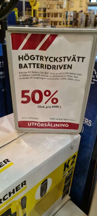 Reaskylt för Kärcher K2 batteridriven högtryckstvätt, 50% rabatt, ursprungligt pris 4499 kronor, utförsäljning.