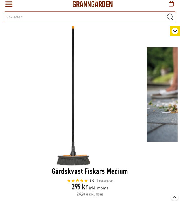 Webbsidas produktbild på en golvkvast med pris och betygsgenomsnitt. Bakgrundsbild visar kvasten används utomhus.