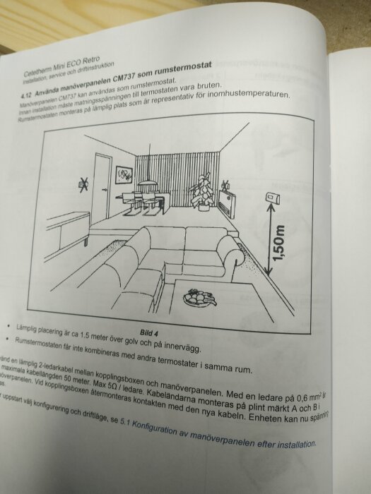 Illustration av inomhusmiljö, rumstermostatplacering, instruktionsmanual, teknisk ritning, ingen mänsklig närvaro.