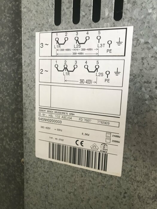 Elkopplingsschema och specifikationsetikett på en industriell enhet. Märkning av Bosch. Anvisningar för 3- och 2-fasanslutning.