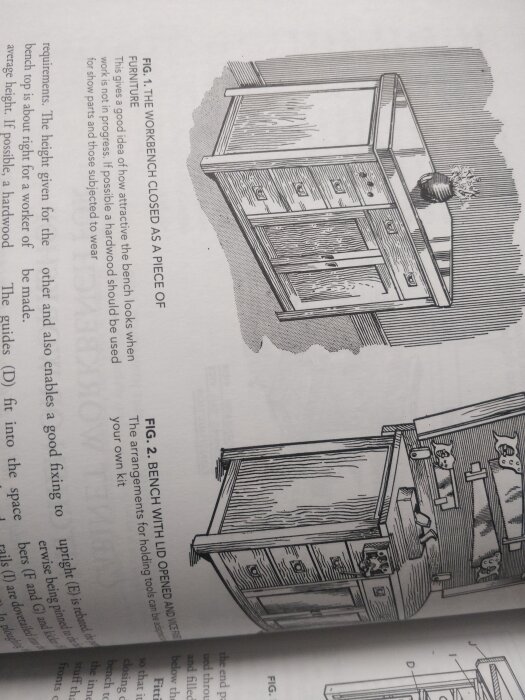 Illustration av en arbetsbänk i trä med stängda och öppna dörrar, lådor, verktyg, instruktionsbok.